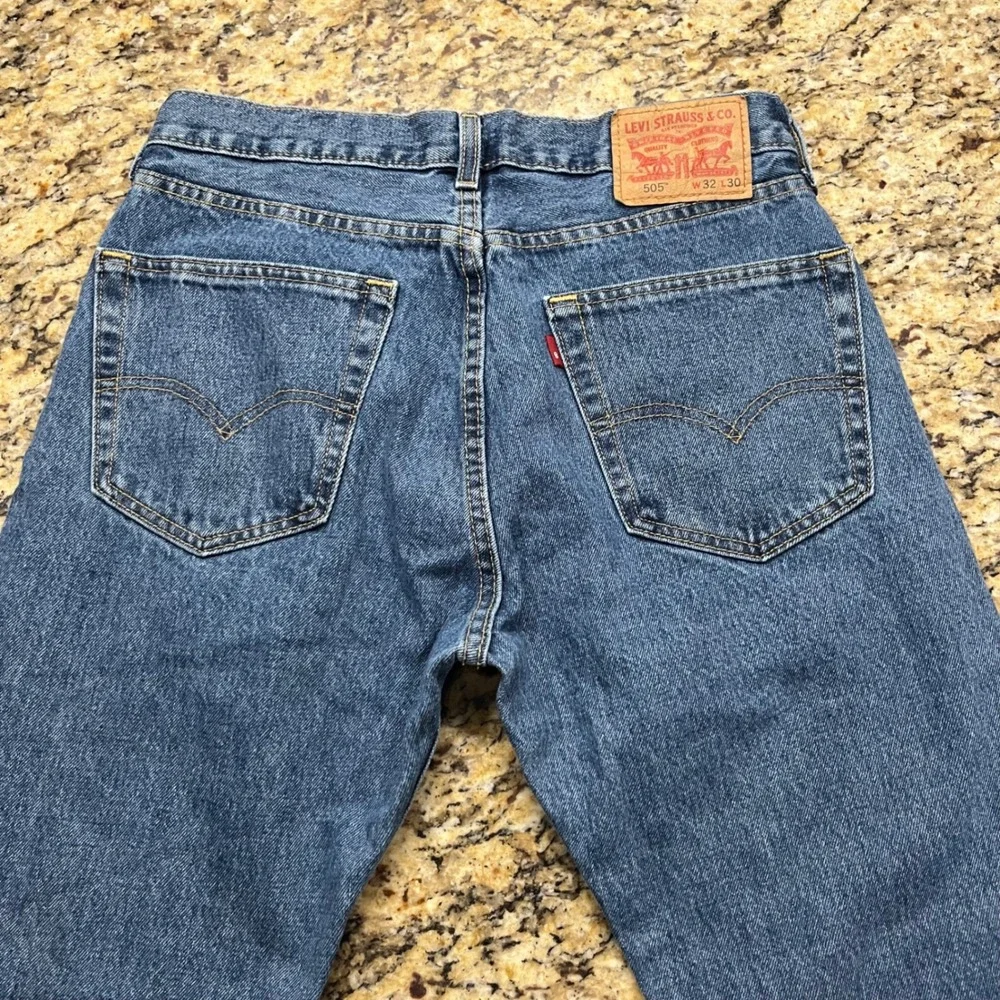 Levis 505 Regular Fit Straight Leg Jeans Mens 32x30 Medium Wash Blue Denim